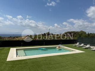 Maison à Alella. Casa con piscina exterior y interior en alella.
