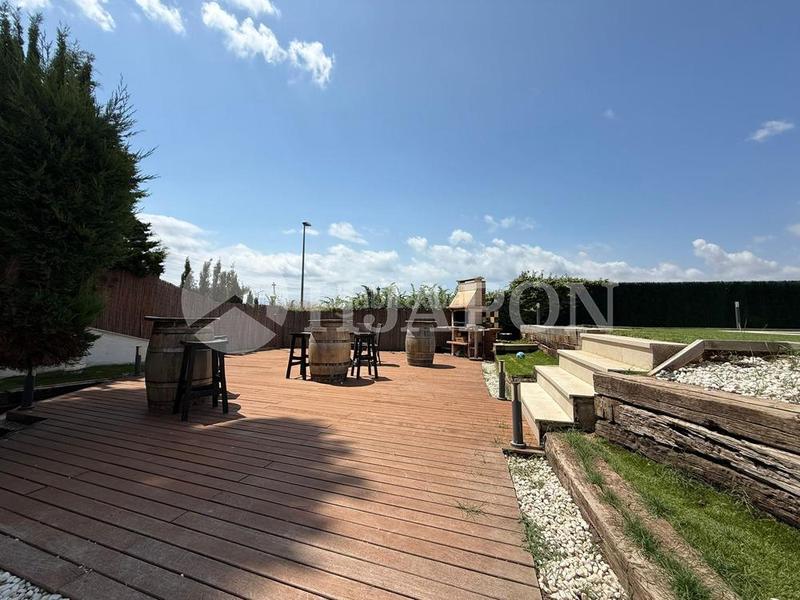 Foto 94f74c21-d669-4d95-821b-58e8888d10ed. Casa  con piscina exterior y interior . en Alella