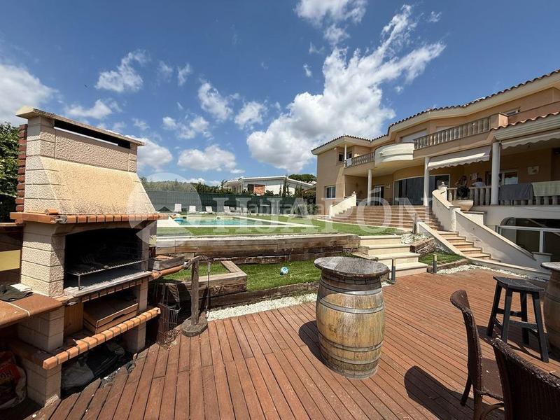 Foto ac0ef119-f1c7-44fe-a927-526ef92a5ecd. Casa  con piscina exterior y interior . en Alella