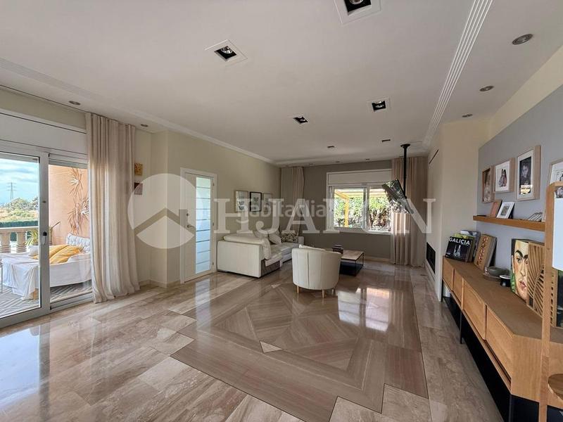 Foto c63b6aa9-0b63-4ecc-be00-135565de0e03. Casa  con piscina exterior y interior . en Alella