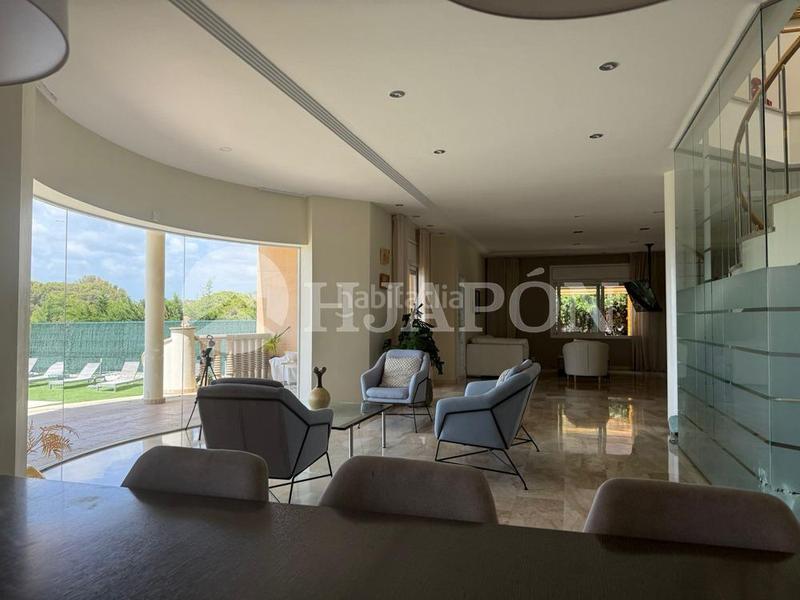 Foto ce51c331-807d-4073-b8e5-a0a06bd7ce6c. Casa  con piscina exterior y interior . en Alella