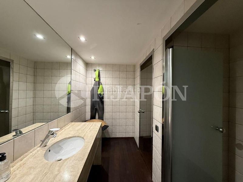 Foto d3dc69f8-0296-4bb2-a2aa-e9974e50a6ea. Casa  con piscina exterior y interior . en Alella