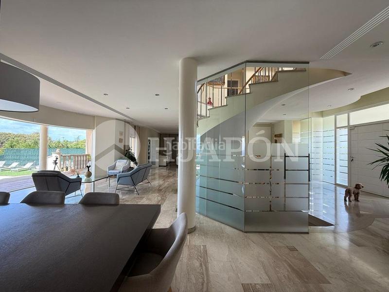 Foto e5beb6f7-4ce3-4885-9832-70dbd59e04b5. Casa  con piscina exterior y interior . en Alella