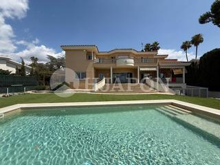 Casa en Alella. Casa con piscina exterior y interior en alella.