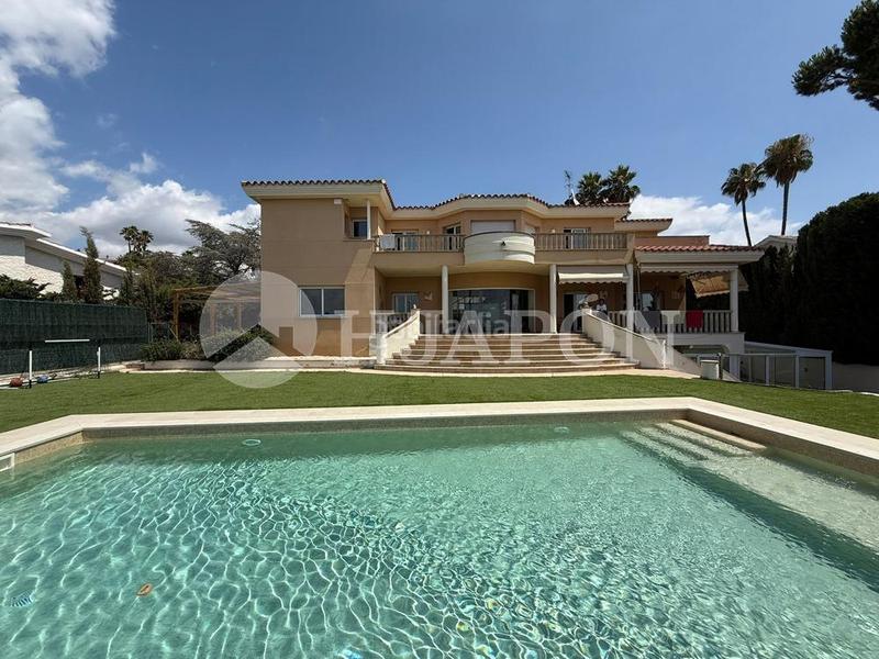 Foto edf7233c-dedf-4491-a8a9-89faabd5ca0c. Casa  con piscina exterior y interior . en Alella