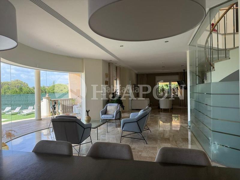 Foto fba87146-cb34-4eee-abf3-9b084c08e031. Casa  con piscina exterior y interior . en Alella