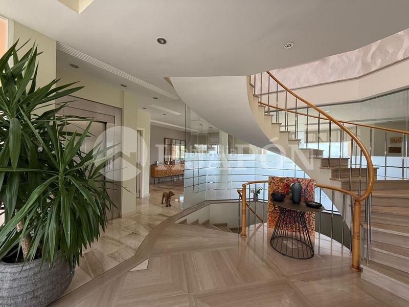 Foto feafd9ae-2c39-4f03-b42e-4a52d5524a92. Casa  con piscina exterior y interior . en Alella