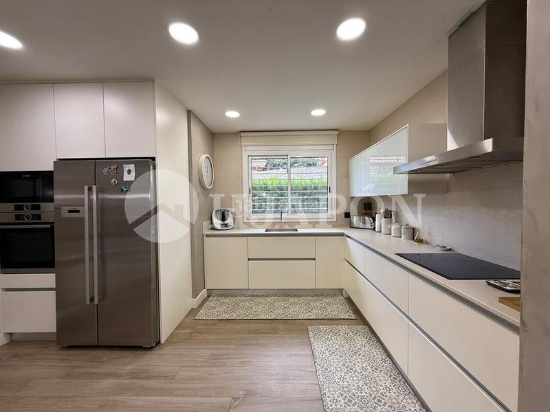 Foto 0efacda1-f41e-43fa-852b-d66a3651b3ce. Casa  con piscina y jardin . en Teià