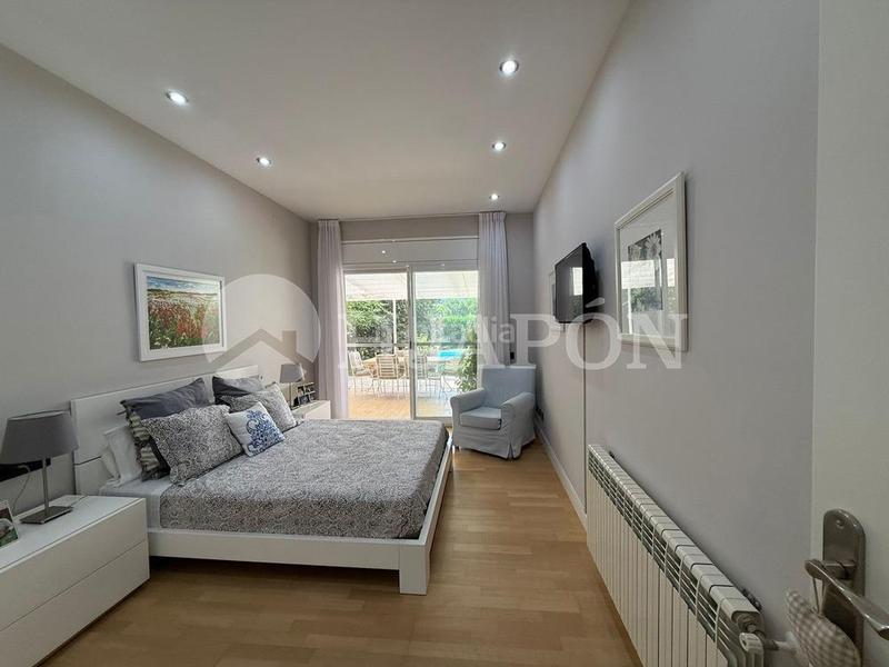 Foto 25359215-0989-469d-8aeb-3480d22307c3. Casa  con piscina y jardin . en Teià