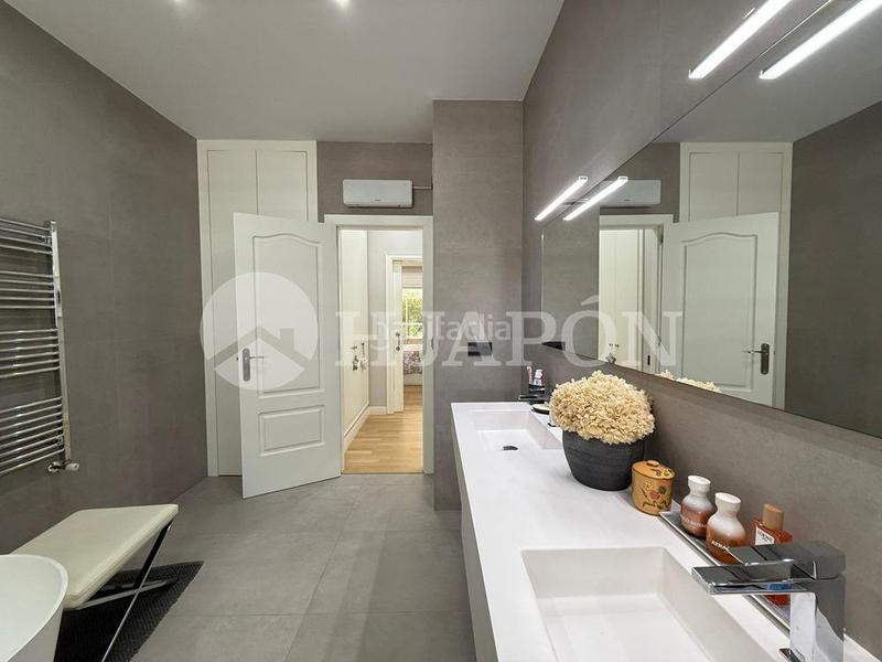 Foto 4640bd4d-e5e8-4859-8df3-fffb9d238c70. Casa  con piscina y jardin . en Teià