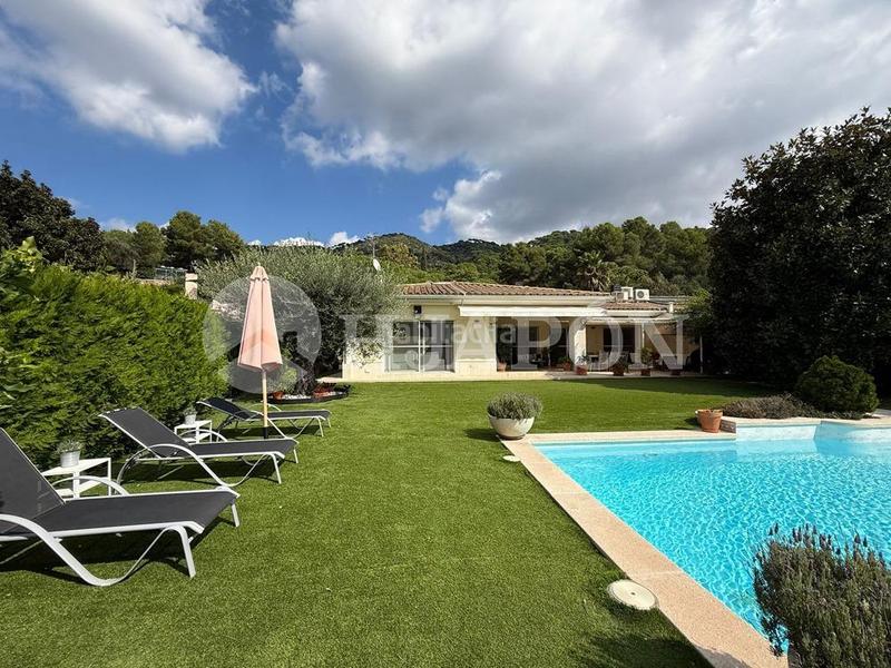 Foto 6e23223b-7207-4bc3-8960-d0f41b7360ea. Casa  con piscina y jardin . en Teià