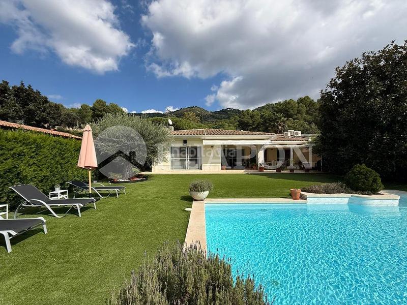 Foto a0064131-0779-415b-b258-8cb8ca09ebdd. Casa  con piscina y jardin . en Teià