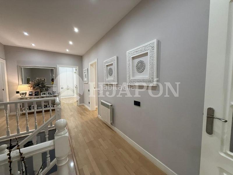 Foto afd186dc-6300-4a62-ac42-24beb060f79c. Casa  con piscina y jardin . en Teià