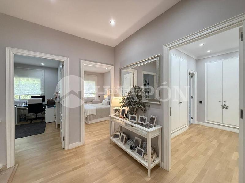 Foto fff012a4-a3ea-471e-a6f2-6477458c23d7. Casa  con piscina y jardin . en Teià