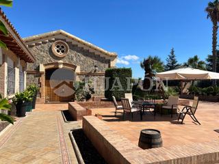 Haus in Premià de Dalt. Casa con jardin grande y piscina cerca de barcelona.