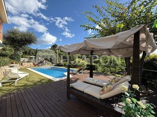 Maison à Alella. Descubre tu oasis privado en alella parc  casa independiente con