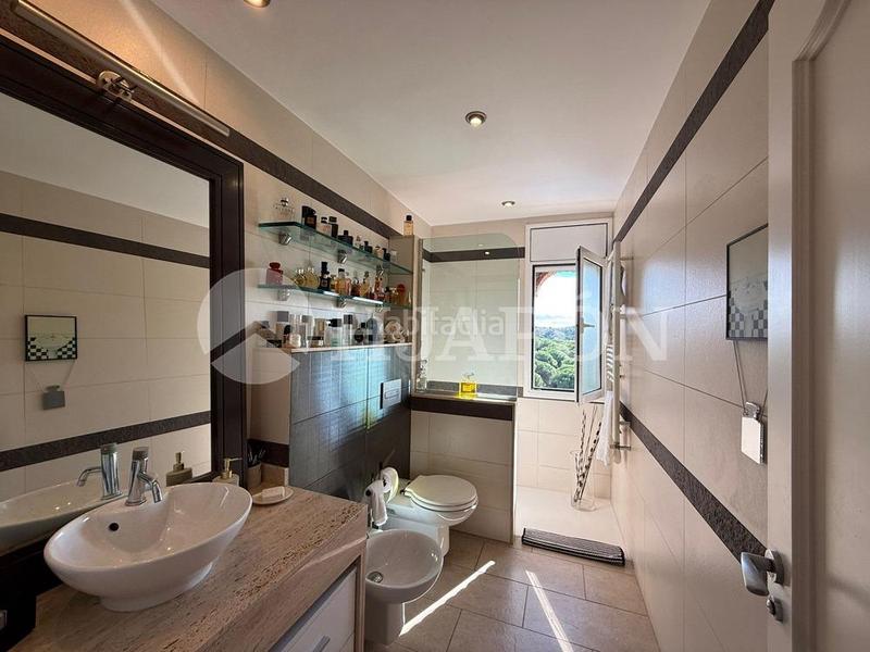 Foto fdf884ca-0c5b-41e0-9863-154a46dd4b00. Casa con riscaldamento parcheggio in Alella