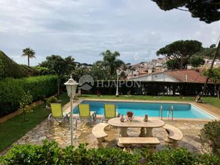 Maison à Premià de Dalt. Casa con piscina en premia de dalt.