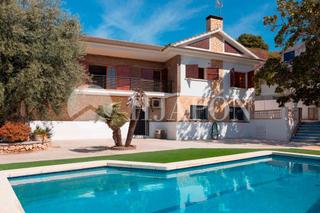 Casa a Tiana. Amplia casa con piscina y vistas al mar en la mejor zona de tian