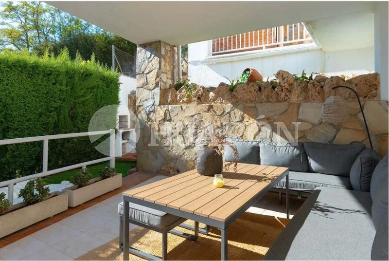 Foto 4c759035-fa4f-4b2e-8e9d-90ba00d15bb0. Casa amb aparcament piscina a Alella