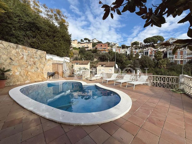Foto a144afc5-5a00-4ee2-b088-a274387e6dd3. Casa amb aparcament piscina a Alella
