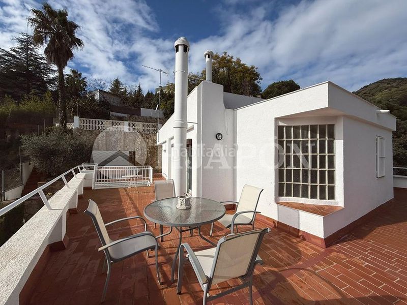 Foto f2cf581c-3d85-4622-af56-656bbe345801. Casa amb aparcament piscina a Alella