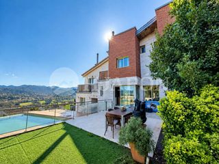 Reihenhaus in Vallromanes. Casa de diseño junto al golf de vallromanes