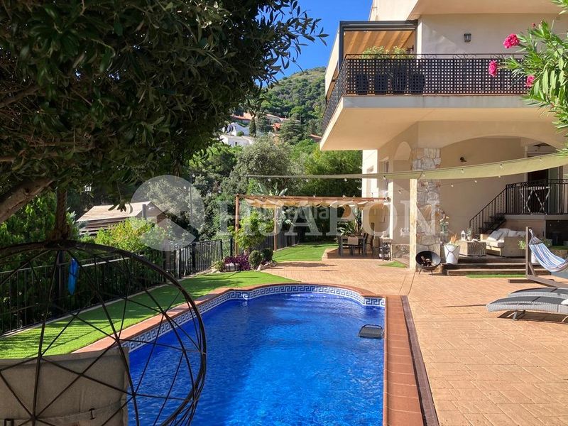 Foto ad2bdf84-5837-43cd-a2c2-9f8716e8f7a6. Casa amb aparcament piscina a Alella