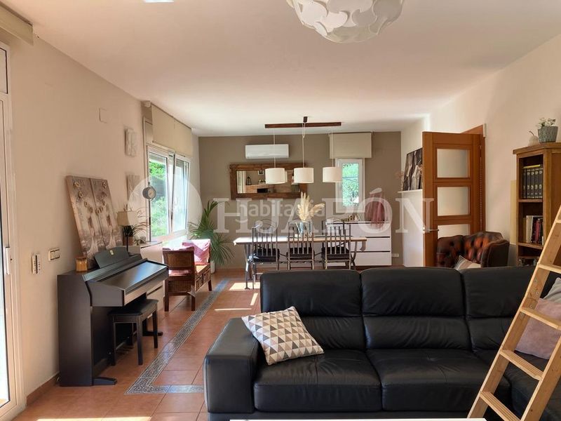 Foto bd85574c-a799-4388-afd8-538629fd1306. Casa amb aparcament piscina a Alella