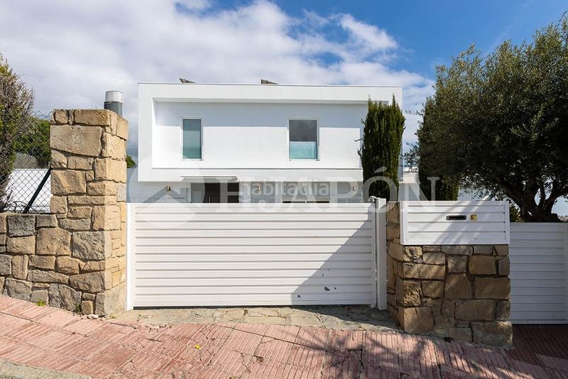 Foto a29ea130-93ba-47f8-8f5b-faa5aba982ae. Casa amb calefacció aparcament piscina a Alella