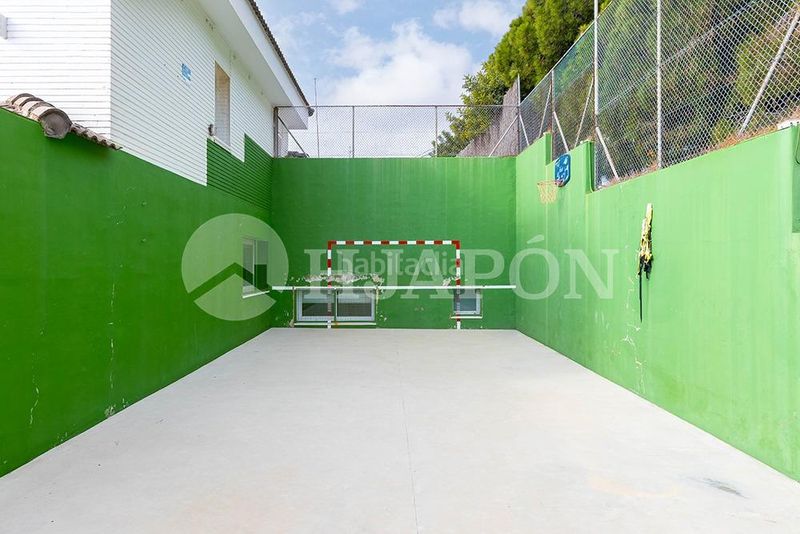 Foto c6482b5a-6057-4e0f-830e-87ca42a105ff. Casa amb calefacció aparcament piscina a Alella