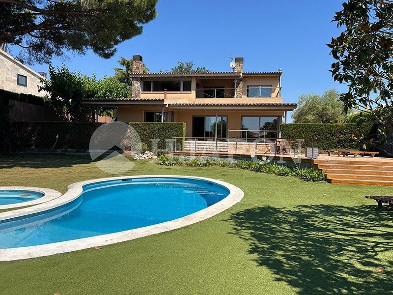 Foto 47f3887b-9cd0-4929-abbd-fb6533d6a268. Casa amb calefacció aparcament piscina a Alella