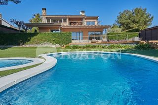 Maison à Alella. Exclusiva villa mediterránea con increíbles vistas al mar