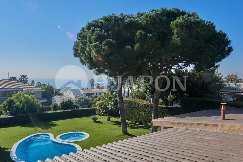 Foto f68299fa-95fe-48fd-8b5f-5a789948e9d8. Casa amb calefacció aparcament piscina a Alella