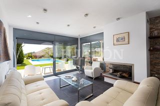 Maison à Alella. Exclusiva villa con jardín, piscina y vistas al mar en alella