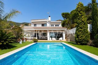 Casa a Alella. Exclusiva villa con jardín, piscina y vistas al mar en alella
