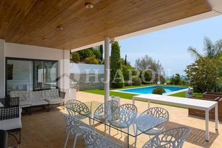 Haus in Alella. Exclusiva villa con jardín, piscina y vistas al mar en alella