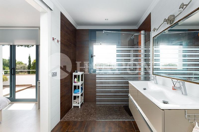 Foto d1e8b298-380d-4ecb-a174-1c09fcf2ed91. Casa amb calefacció aparcament piscina a Alella
