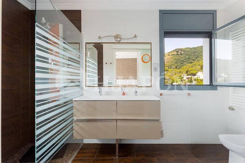 Foto dc0f1b02-2a91-4c0e-a3b7-cfff26b75e48. Casa amb calefacció aparcament piscina a Alella