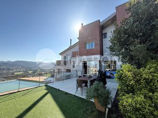 Casa a schiera in Vallromanes. Elegancia contemporánea junto al golf con jardín y piscina priva