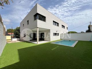 Doppelhaus in Alella. Exclusiva propiedad prácticamente para  estrenar en alella.
