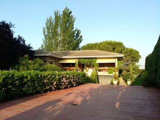 Xalet a Santo Domingo de la Calzada. Espectacular chalet con piscina en finca privada