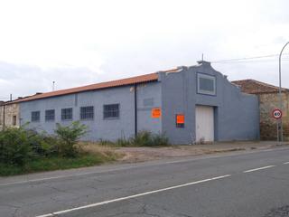 Fabrikhalle in Santo Domingo de la Calzada. Almacén industrial en primera línea de carretera