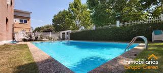 Casa adossada  Carretera bañares. Adosado con jardín en urbanización con piscina
