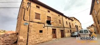 Casa a Rodezno. En rodezno amplia casa de pueblo  de piedra de sillería con jard
