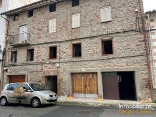 Casa adossada a Calle calvario 15. Vivienda dentro de una casa con vigas de madera
