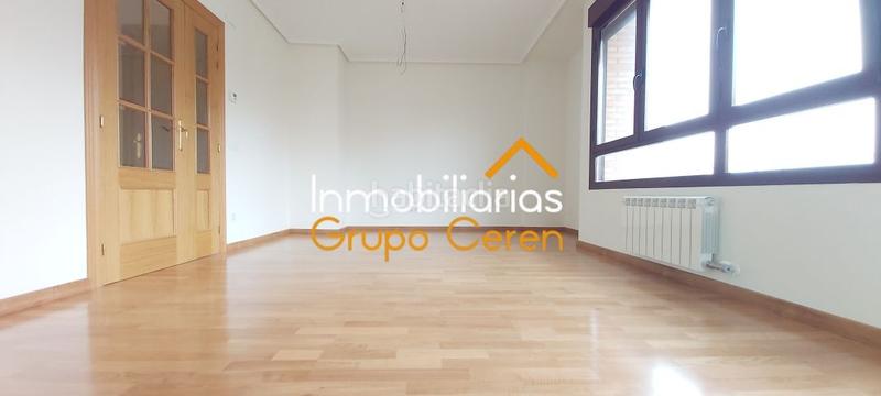 Foto 0e3caee8-4079-41e5-91d7-811a0b800a0c. Casa adosada adosado a estrenar con jardín privado en urbanización con piscina y amplia zona verde en Canillas de Río Tuerto