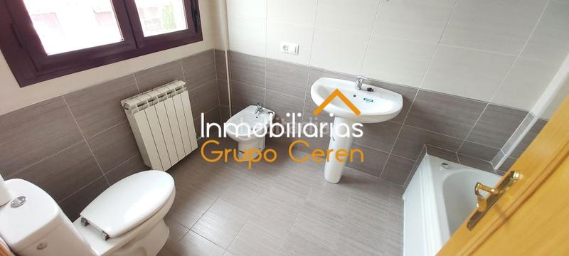 Foto 146223bf-5cb9-440a-ade3-8fd6fcfeb35f. Casa adosada adosado a estrenar con jardín privado en urbanización con piscina y amplia zona verde en Canillas de Río Tuerto