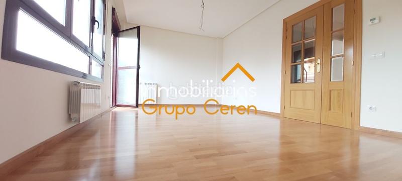 Foto 18712e78-edae-4e41-b8ad-52bc374f9593. Casa adosada adosado a estrenar con jardín privado en urbanización con piscina y amplia zona verde en Canillas de Río Tuerto