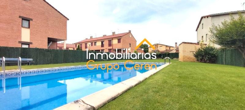Foto 5f10b2e1-5f2f-4419-861f-86fdd39d3c0a. Casa adosada adosado a estrenar con jardín privado en urbanización con piscina y amplia zona verde en Canillas de Río Tuerto